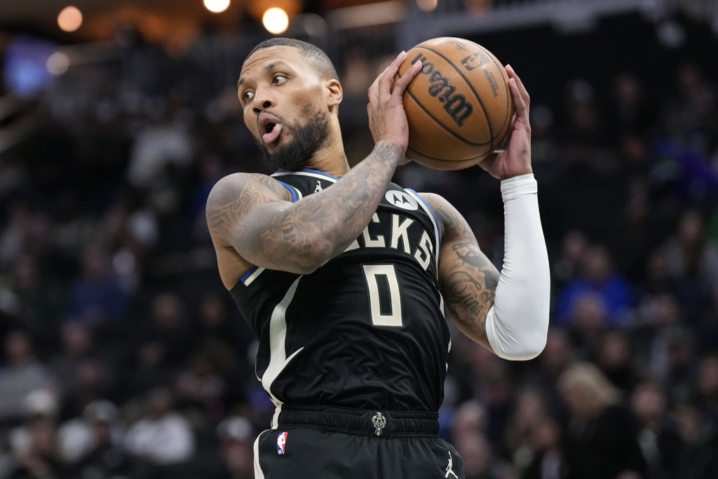 利拉德转推:我是全明星首发&MVP、NBA杯冠军 雄鹿50年来最强控卫