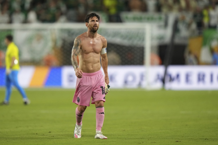 背负太多!TA:梅西被FIFA生拉硬拽进世俱杯 竭力扛起了国际足联